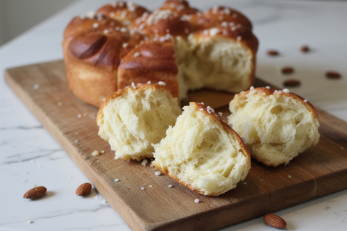 Brioche ronde derrière - 3 morceaux devant avec sucre perlé
